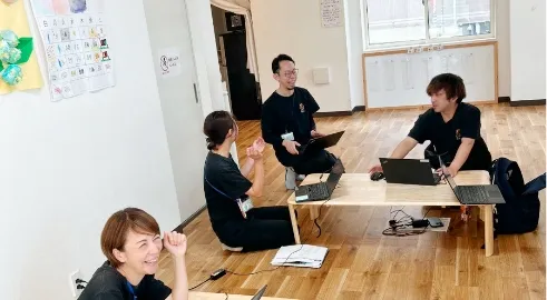 事務作業を行う和やかな風景